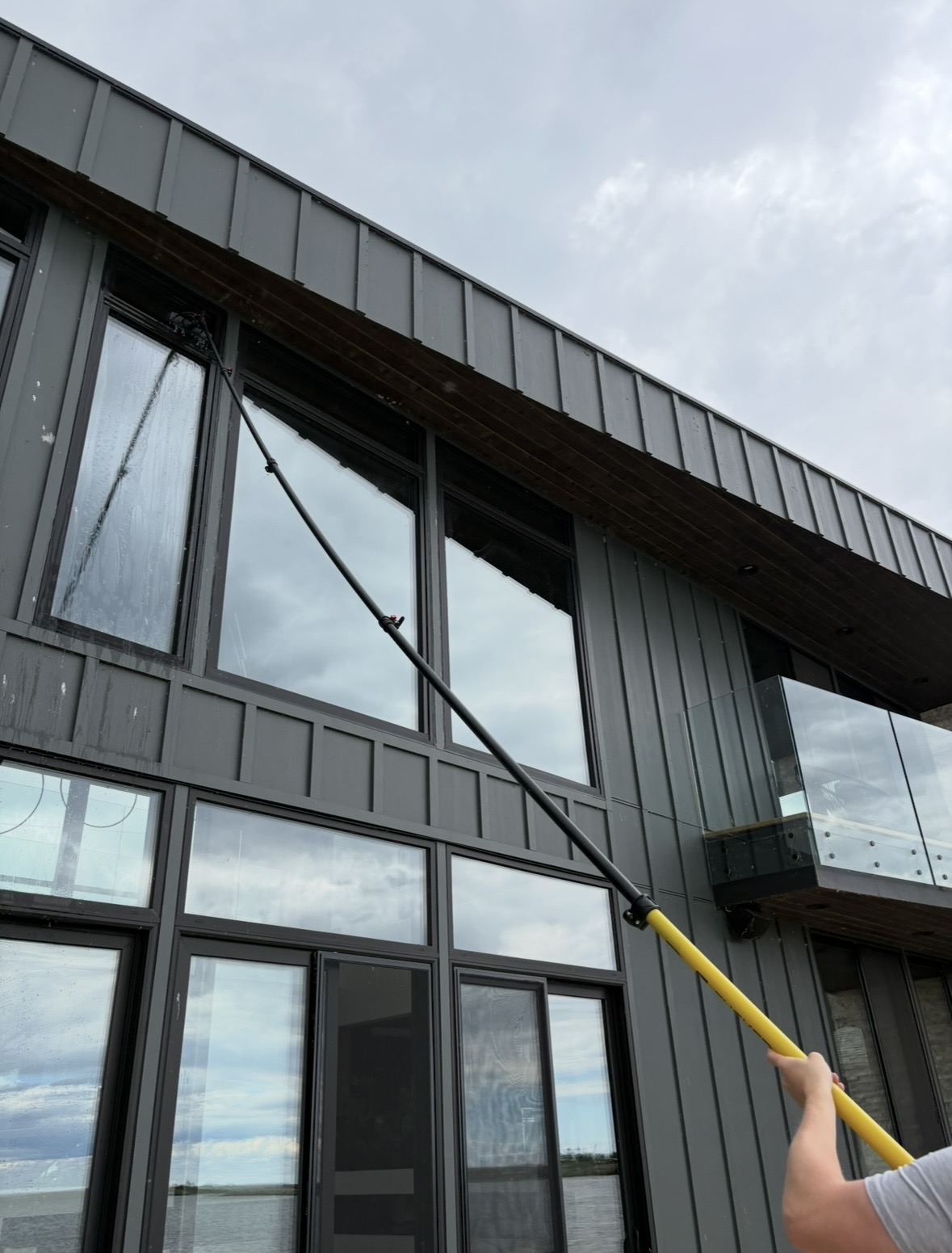 DI water-fed pole cleaning high windows